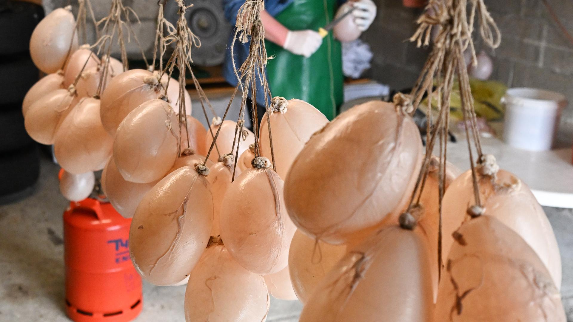 Schweineblasen hängen an einem Seil. 