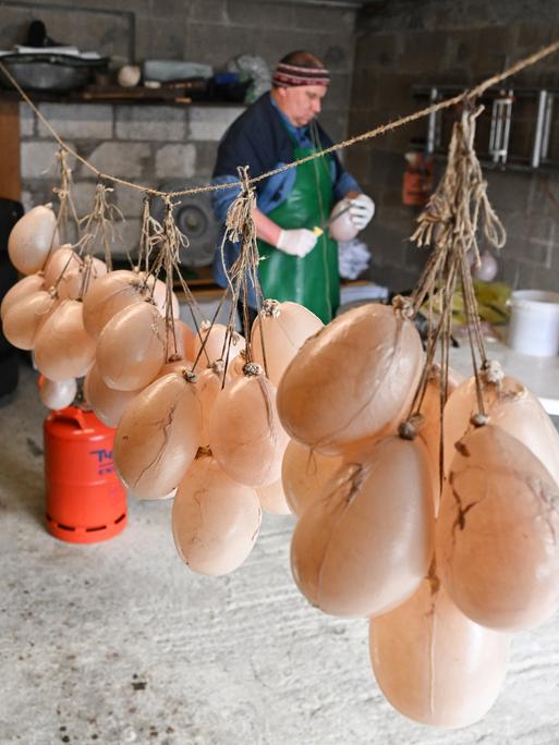 Schweineblasen hängen an einem Seil. 