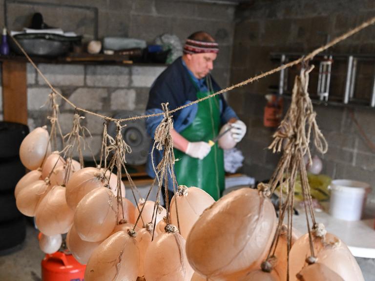 Schweineblasen hängen an einem Seil. 