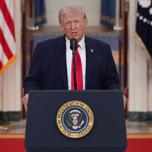 US-Präsident Donald Trump bei seiner Rede an die Nation am 1. April 2026, an einem Rednerpult stehend. 