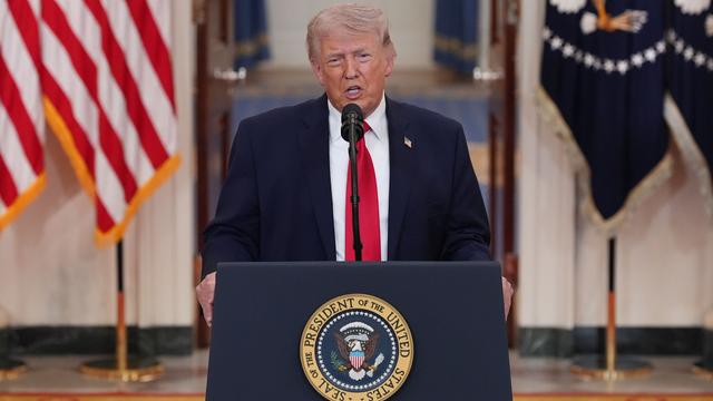 US-Präsident Donald Trump bei seiner Rede an die Nation am 1. April 2026, an einem Rednerpult stehend. 