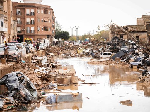 Trümmer und zerstörte Autos liegen nach massiven Überschwemmungen in einem Flussbett in der spanischen Provinz Valencia.