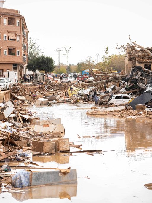 Trümmer und zerstörte Autos liegen nach massiven Überschwemmungen in einem Flussbett in der spanischen Provinz Valencia.