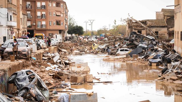 Trümmer und zerstörte Autos liegen nach massiven Überschwemmungen in einem Flussbett in der spanischen Provinz Valencia.