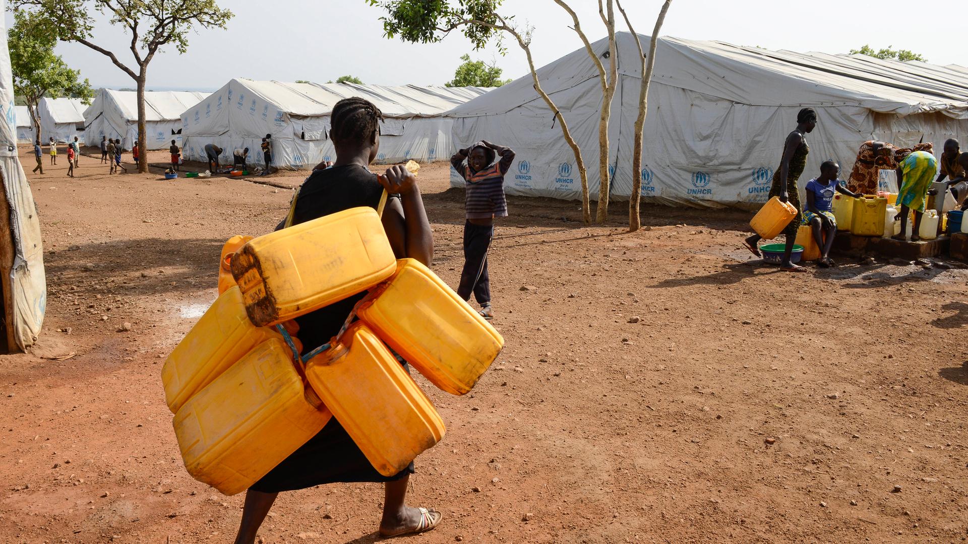 Das Foto zeigt die Wasserversorgung im Flüchtlingslager Bidi Bidi im Nordwesten Ugandas. In Bidi Bidi leben über 200000 Menschen, die seit 2016 vor dem Bürgerkrieg im Südsudan flohen. Es gilt damit als zweitgrößte Flüchtlingssiedlung der Welt.