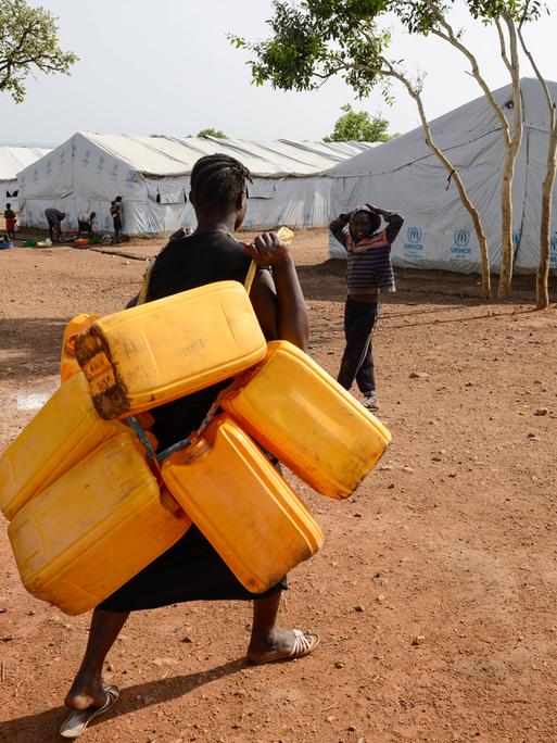 Das Foto zeigt die Wasserversorgung im Flüchtlingslager Bidi Bidi im Nordwesten Ugandas. In Bidi Bidi leben über 200000 Menschen, die seit 2016 vor dem Bürgerkrieg im Südsudan flohen. Es gilt damit als zweitgrößte Flüchtlingssiedlung der Welt.