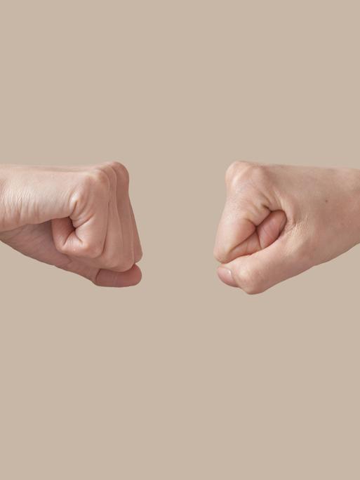 Zwei Fäuste sind sich gegenüber gestellt. Zwei Fäuste sind sich gegenüber gestellt.