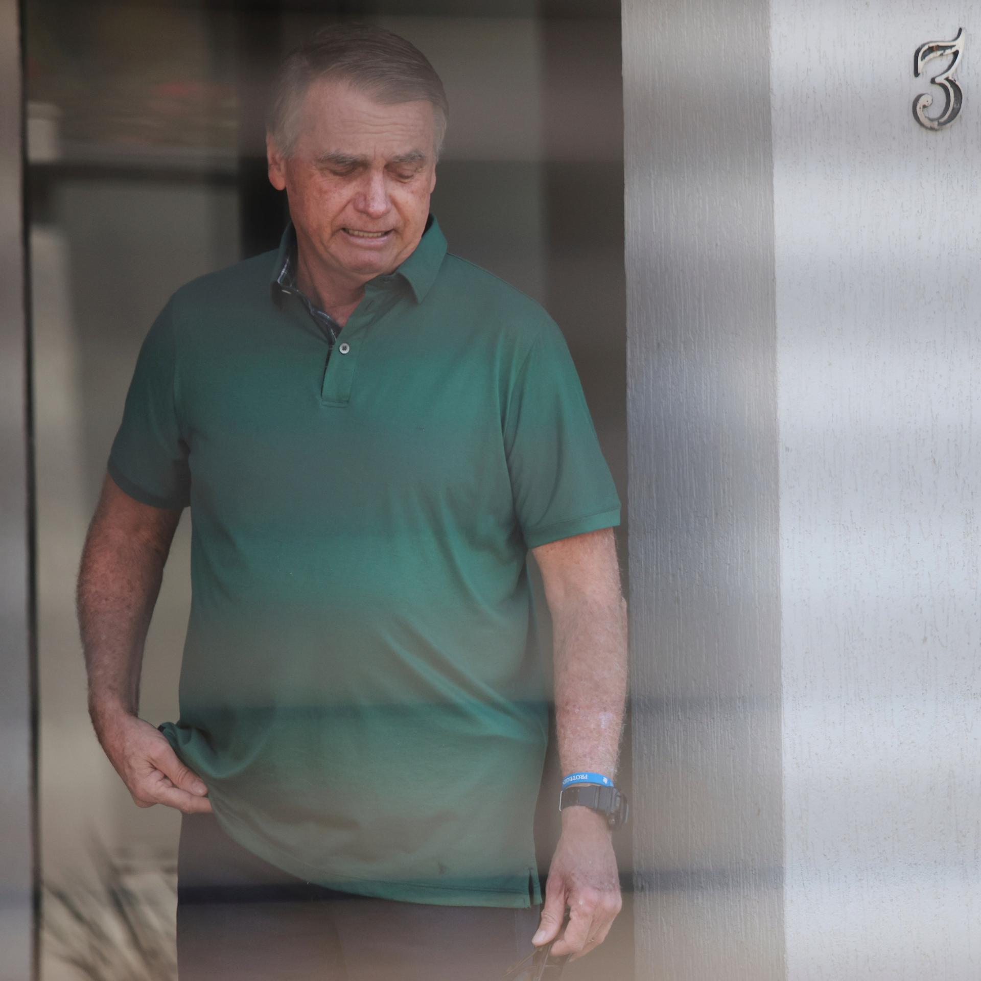Brasiliens ehemaliger Präsident Jair Bolsonaro steht am Eingang seines Hauses, in dem er unter Hausarrest steht.