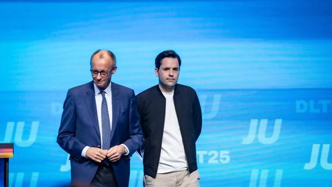 Friedrich Merz, Bundeskanzler, nach seiner Rede, mit Johannes Winkel, Bundesvorsitzender Jungen Union