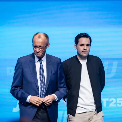 Friedrich Merz, Bundeskanzler, nach seiner Rede, mit Johannes Winkel, Bundesvorsitzender Jungen Union