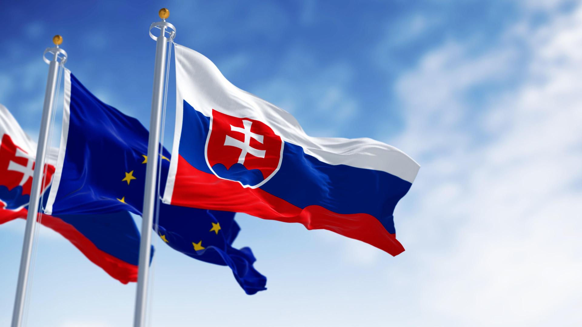 Die Flaggen der Slovakei and der Europäischen Union wehen im Wind