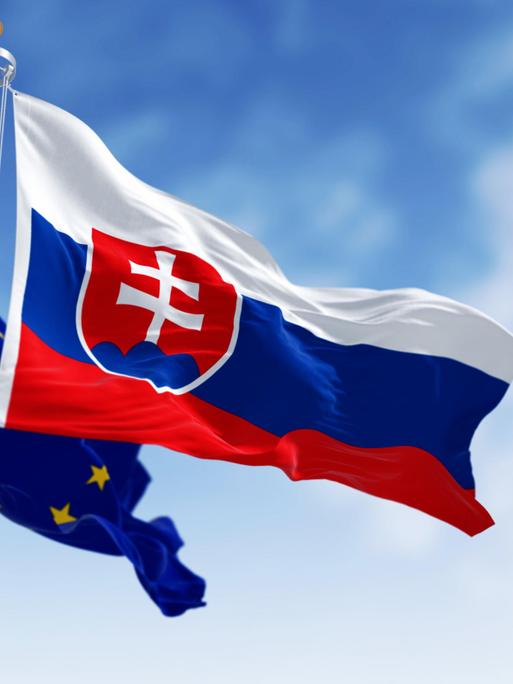 Die Flaggen der Slovakei and der Europäischen Union wehen im Wind
