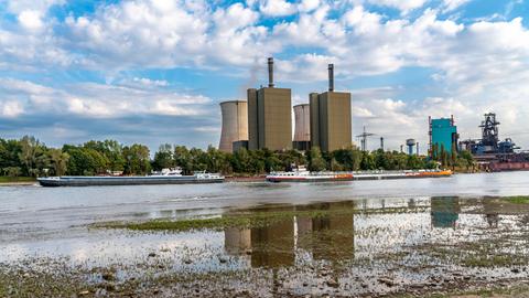 Das Gaskraftwerk Duisburg-Huckingen, im Vordergrund fließt der Rhein