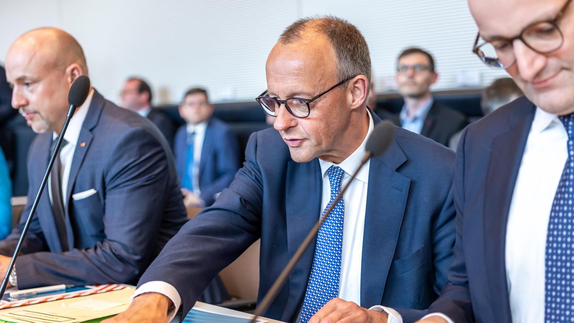 CSU-Landesgruppenchef Alexander Hoffmann (links), Bundeskanzler Friedrich Merz (Mitte) und Jens Spahn, Vorsitzender der Unionsfraktion am 20. Mai 2025 CSU-Landesgruppenchef Alexander Hoffmann (links), Bundeskanzler Friedrich Merz (Mitte) und Jens Spahn, Vorsitzender der Unionsfraktion am 20. Mai 2025