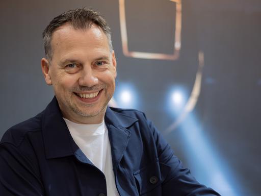 Sebastian Fitzek signiert sein neues Buch "Der Nachtzug" auf der Frankfurter Buchmesse 2026