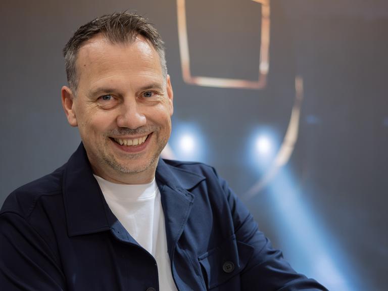 Sebastian Fitzek signiert sein neues Buch "Der Nachtzug" auf der Frankfurter Buchmesse 2026 Sebastian Fitzek signiert sein neues Buch "Der Nachtzug" auf der Frankfurter Buchmesse 2026