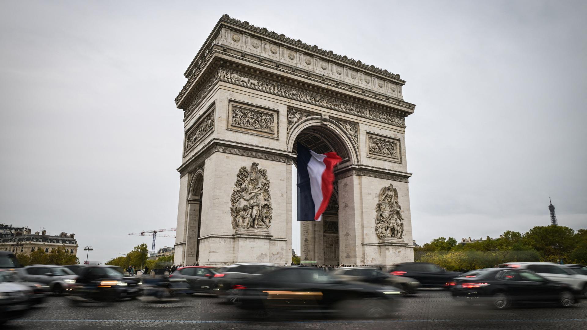 Verkehr am Arc de Triomphe in Paris Verkehr am Arc de Triomphe in Paris