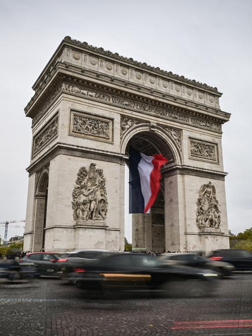 Verkehr am Arc de Triomphe in Paris 