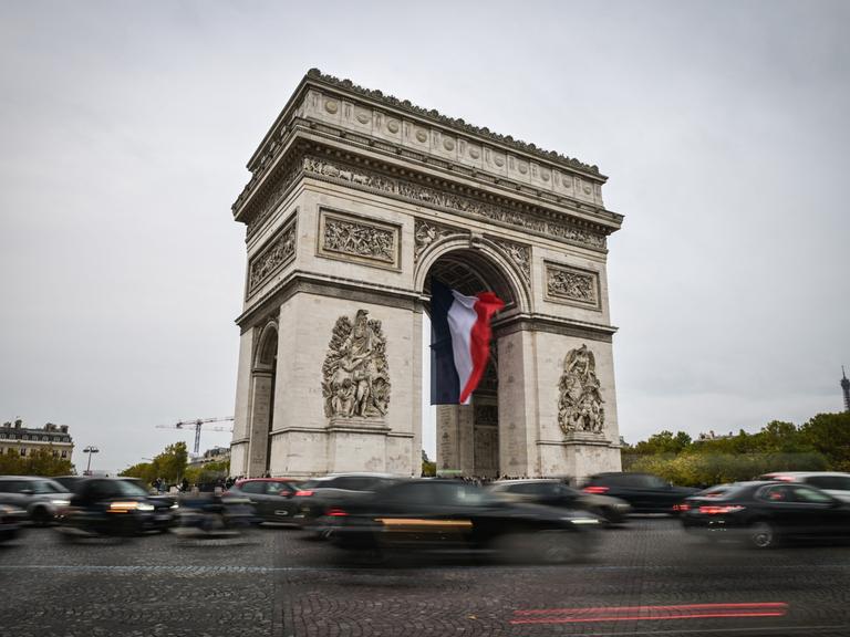 Verkehr am Arc de Triomphe in Paris 