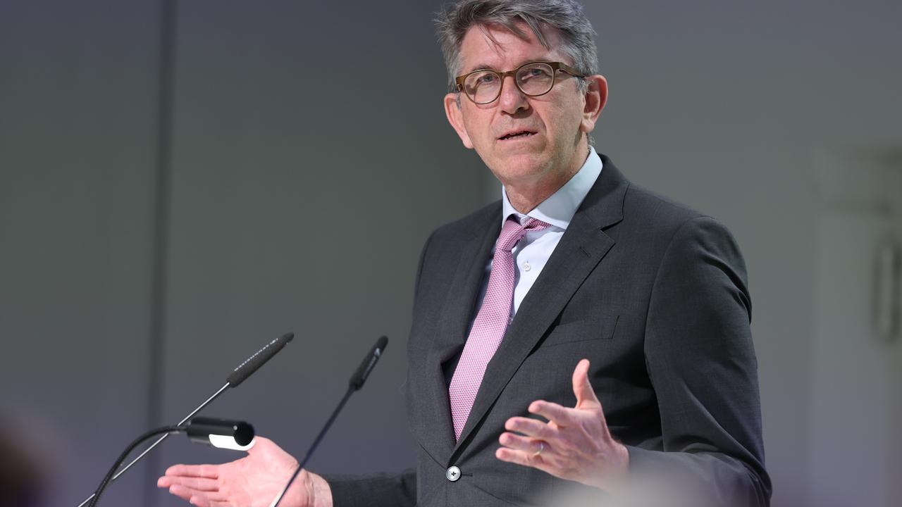 Kulturstaatsminister Wolfram Weimer (parteilos) spricht in einer Podiumsdiskussion in der Deutschen Nationalbibliothek Leipzig über Medien, Demokratie und Geschichte.