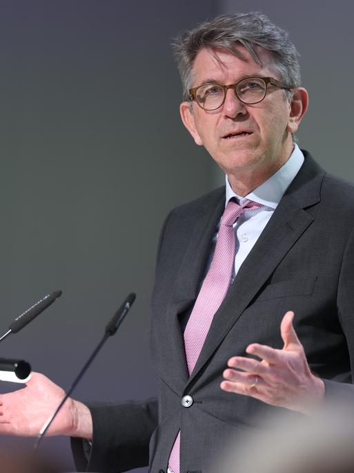 Kulturstaatsminister Wolfram Weimer (parteilos) spricht in einer Podiumsdiskussion in der Deutschen Nationalbibliothek Leipzig über Medien, Demokratie und Geschichte. Kulturstaatsminister Wolfram Weimer (parteilos) spricht in einer Podiumsdiskussion in der Deutschen Nationalbibliothek Leipzig über Medien, Demokratie und Geschichte.