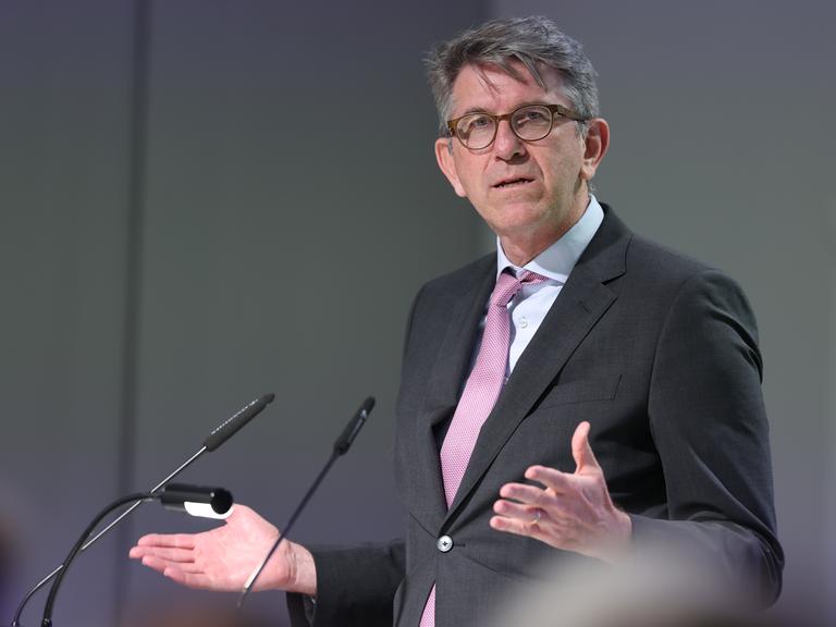 Kulturstaatsminister Wolfram Weimer (parteilos) spricht in einer Podiumsdiskussion in der Deutschen Nationalbibliothek Leipzig über Medien, Demokratie und Geschichte. Kulturstaatsminister Wolfram Weimer (parteilos) spricht in einer Podiumsdiskussion in der Deutschen Nationalbibliothek Leipzig über Medien, Demokratie und Geschichte.