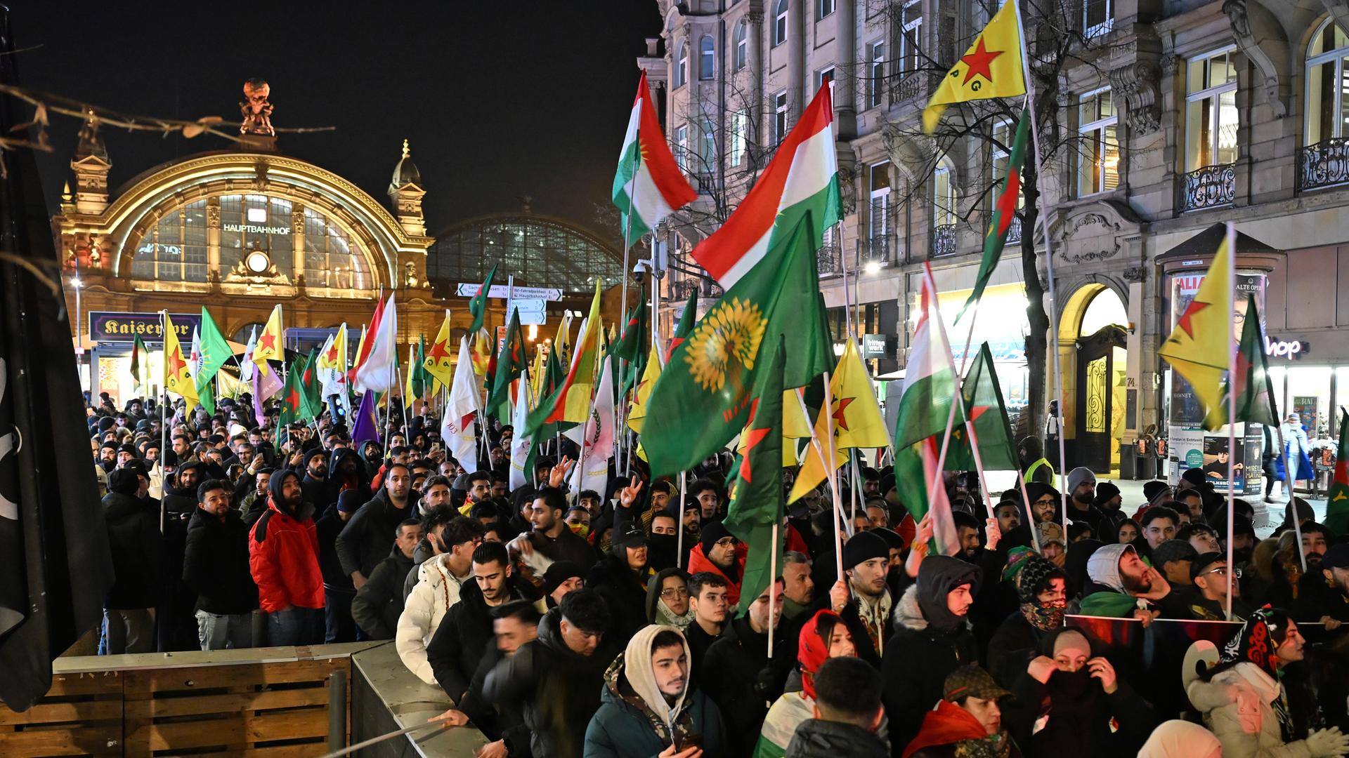 Demonstranten gehen in Frankfurt bei einer pro-kurdischen Demonstration vor dem Bahnhof durch die Straßen. 