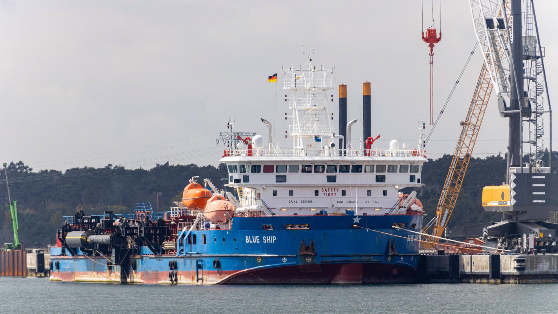 Das Schiff Blue Ship der Klimastiftung MV liegt im Fährhafen Mukran im Landkreis Vorpommern-Rügen.