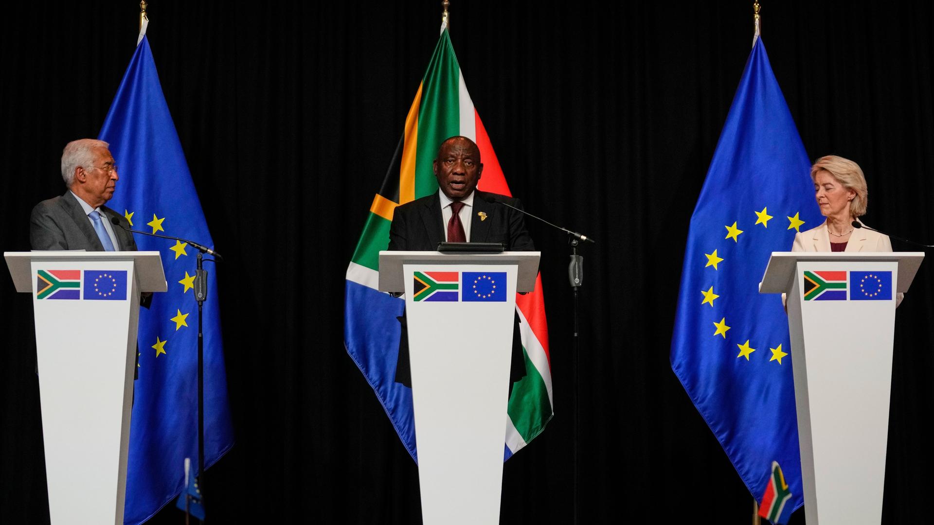 EU-Kommissionspräsidentin von der Leyen, Ratschef Costa sowie Südafrikas Präsident Ramaphosa stehen hinter Rednerpulten. 