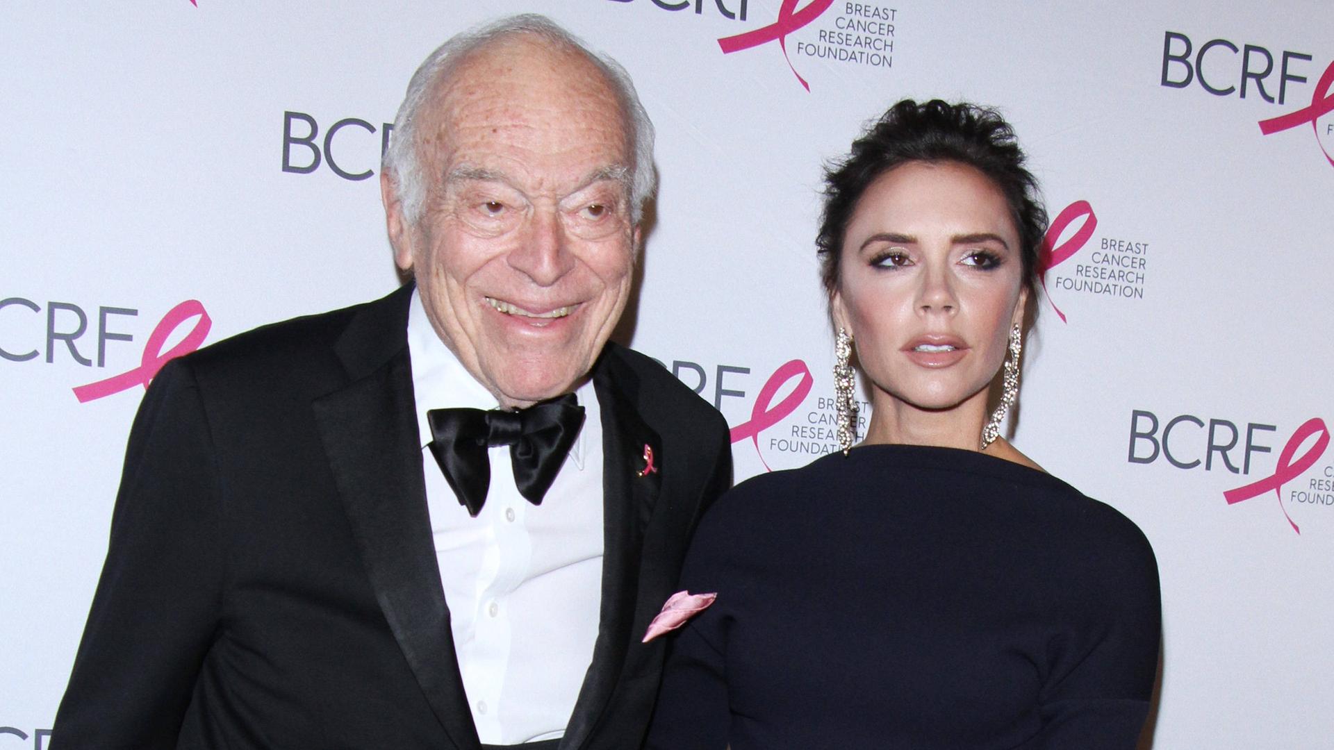 Der Kosmetik-Tycoon und Kunstmäzen Leonard Lauder und Victoria Beckham auf der Hot Pink Party der Breast Cancer Research Foundation in New York am 12. Mai 2017. Der Kosmetik-Tycoon und Kunstmäzen Leonard Lauder und Victoria Beckham auf der Hot Pink Party der Breast Cancer Research Foundation in New York am 12. Mai 2017.
