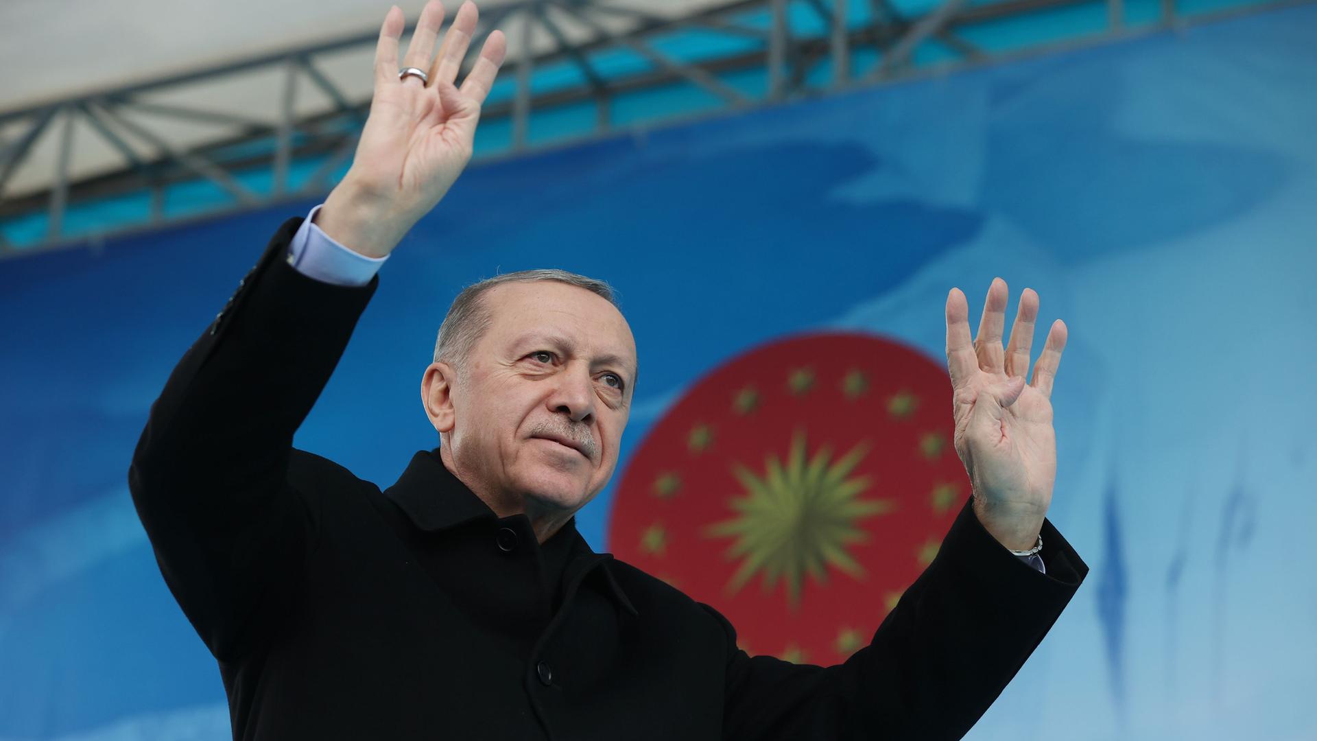 Der türkische Präsident Recep Tayyip Erdogan grüßt seine Anhänger 