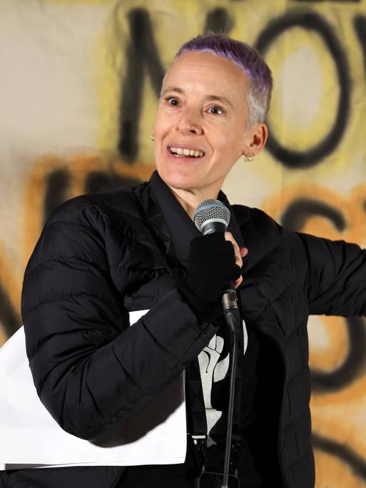 Candice Breitz bei der "We still need to talk. Ceasefire NOW" Kundgebung, Unter den Linden, Berlin, 10.11.2023 