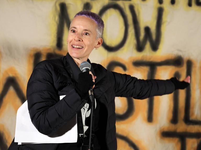 Candice Breitz bei der "We still need to talk. Ceasefire NOW" Kundgebung, Unter den Linden, Berlin, 10.11.2023 