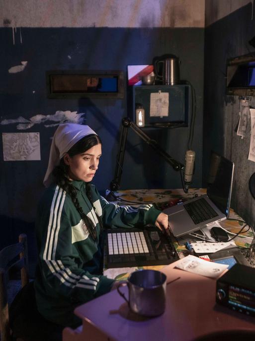 Pussy-Riot-Gründerin Nadeschda Tolokonnikowa sitzt in einer nachgebauten Gefängniszelle in einem Museum in Los Angeles. 