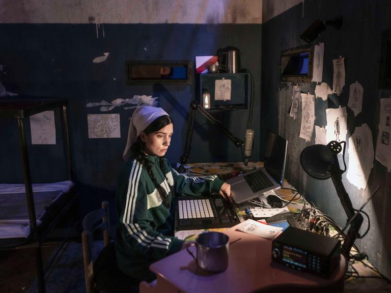 Pussy-Riot-Gründerin Nadeschda Tolokonnikowa sitzt in einer nachgebauten Gefängniszelle in einem Museum in Los Angeles. 