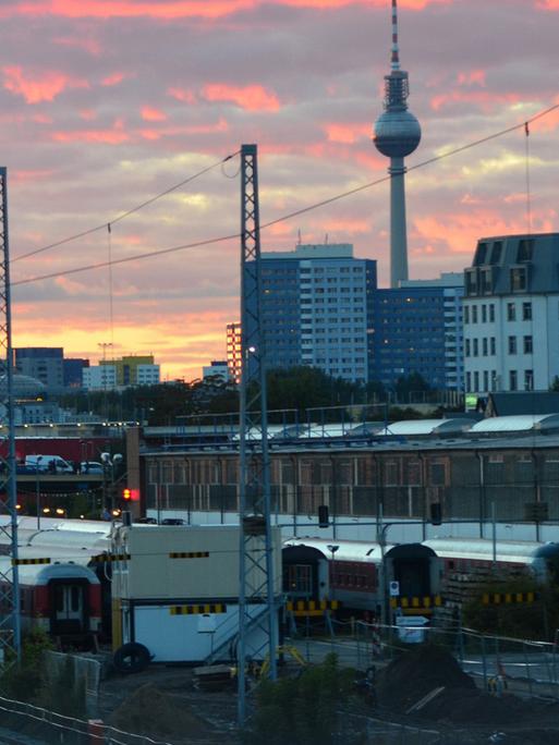 Abendaufnahme Berlin Friedrichshain-Kreuzberg mit Modersohnbrücke auf den S- und Fernbahnverkehr im Berliner Bezirk Friedrichshain-Kreuzberg Richtung S-Bahnhof Warschauer Straße.