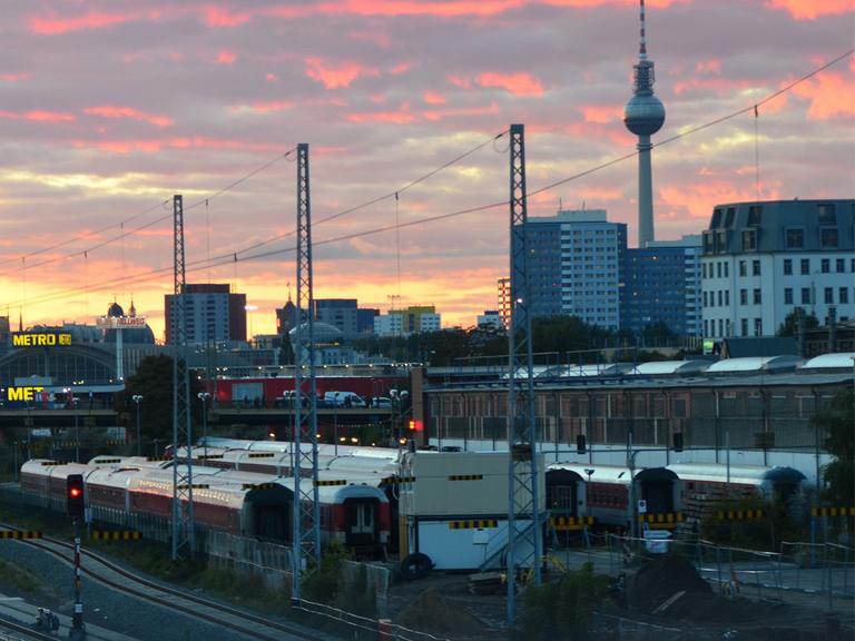 Abendaufnahme Berlin Friedrichshain-Kreuzberg mit Modersohnbrücke auf den S- und Fernbahnverkehr im Berliner Bezirk Friedrichshain-Kreuzberg Richtung S-Bahnhof Warschauer Straße.