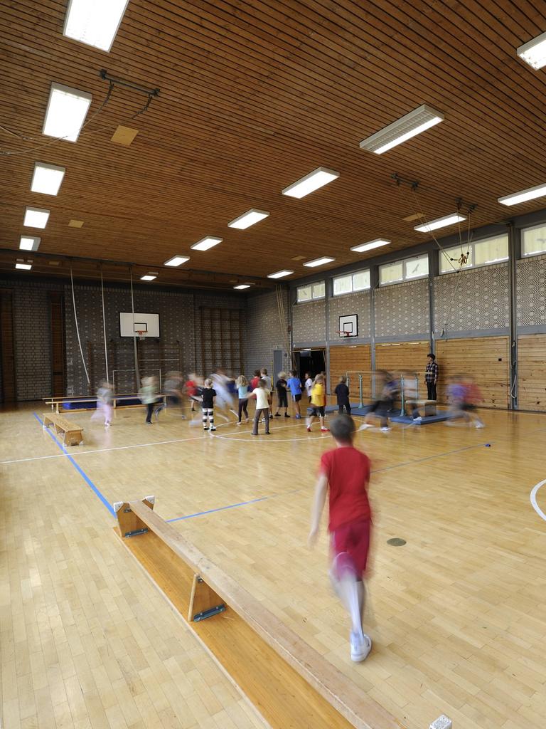 Eine kleine Turnhalle mit Kindern beim Sport.