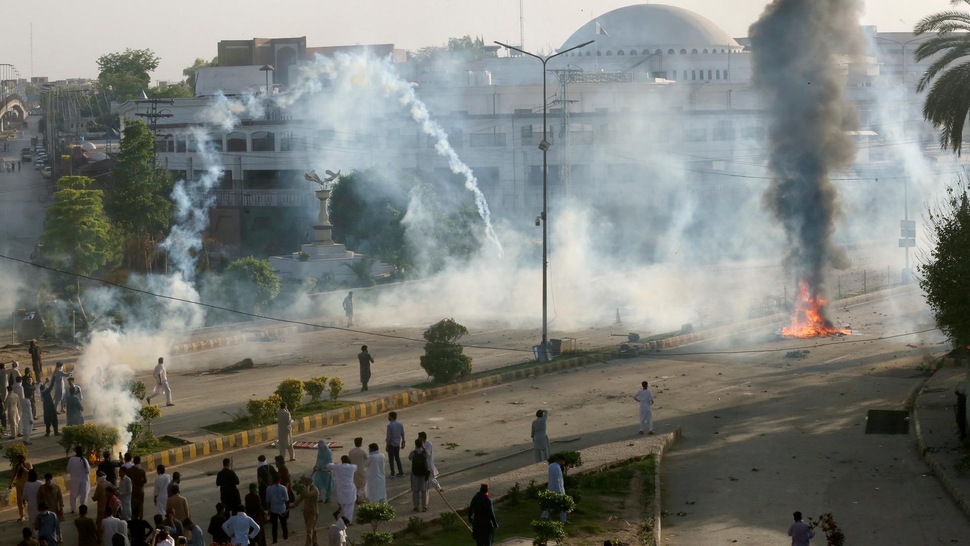 Peschawar: Die Polizei setzt Tränengas ein, um Anhänger des ehemaligen pakistanischen Premierministers Khan zu vertreiben, die gegen dessen Verhaftung protestieren.