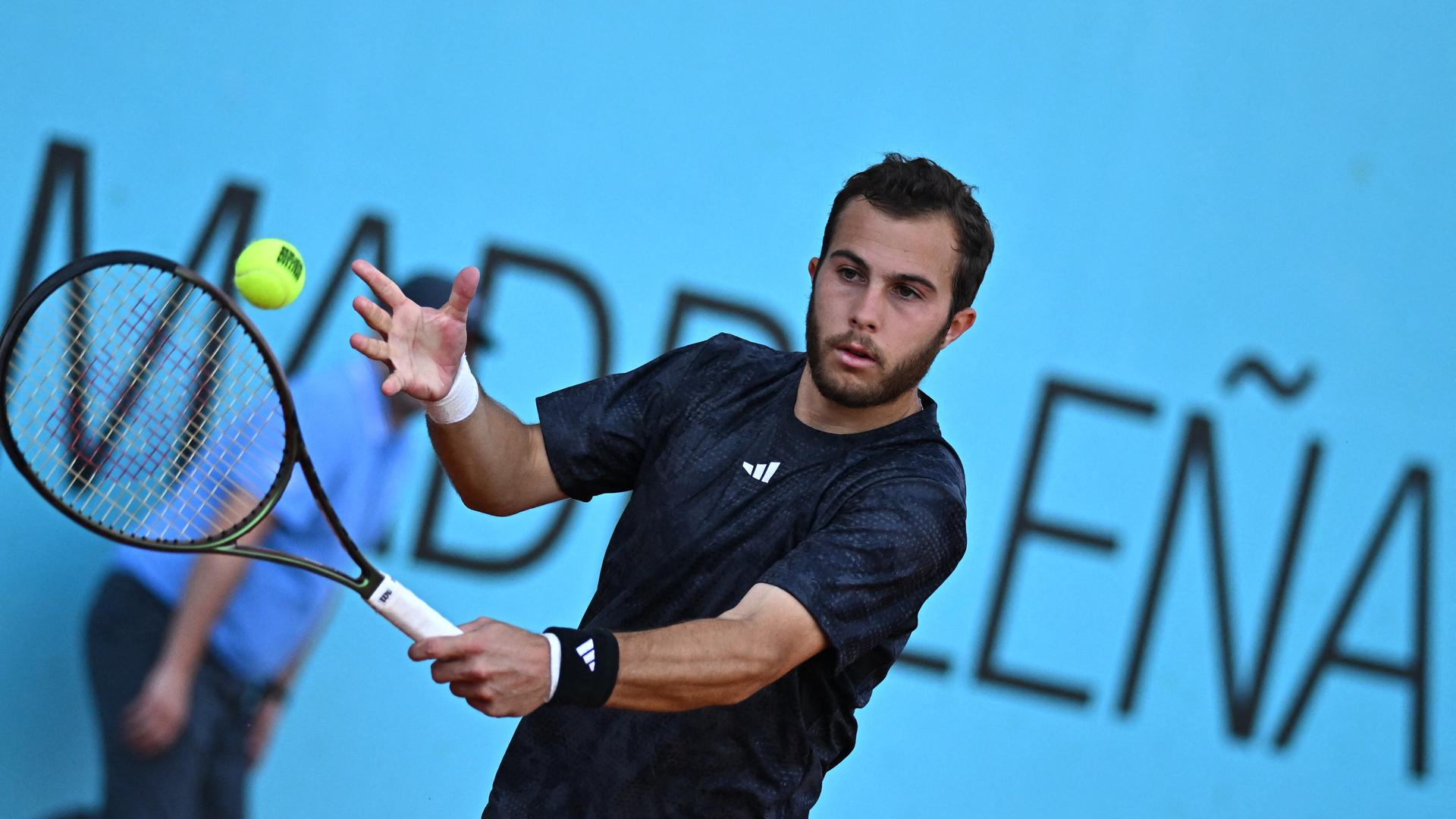 Das Foto zeigt den französischen Tennisprofi Hugo Gaston beim Match in Madrid am 26. April Photo by Corinne Dubreuil/ABACAPRESS.COM Das Foto zeigt den französischen Tennisprofi Hugo Gaston beim Match in Madrid am 26. April Photo by Corinne Dubreuil/ABACAPRESS.COM