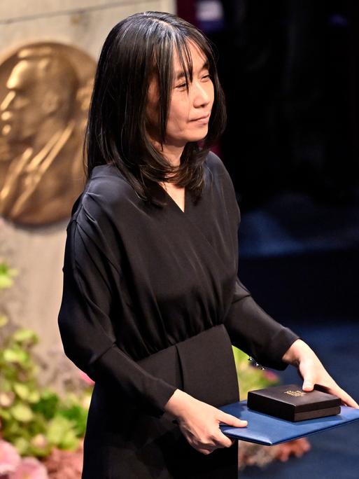 Die südkoreanische Schriftstellerin Han Kang im schwarzen Kleid bei der Entgegennahme des Nobelpreises für Literatur in Stockholm