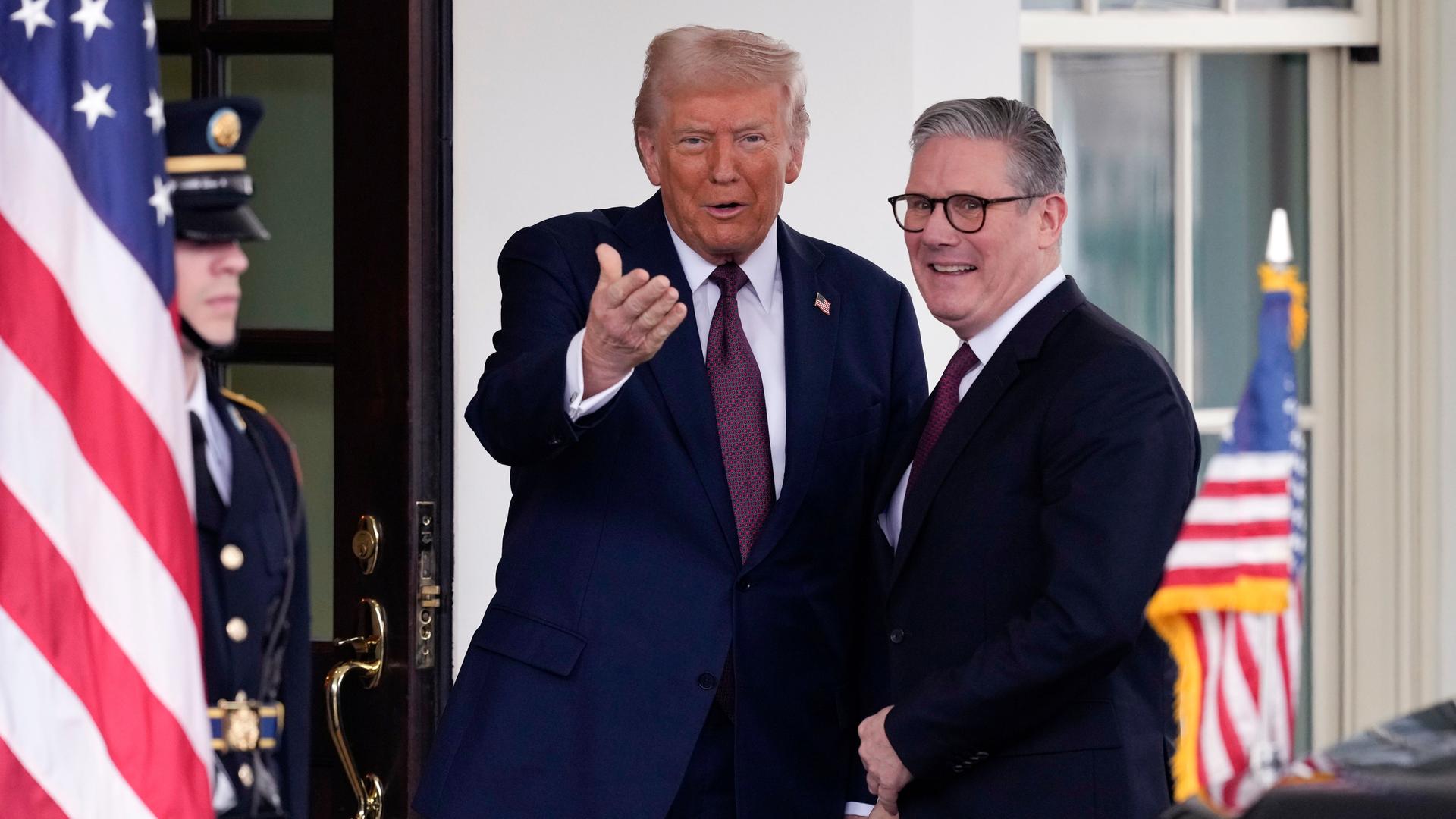 Washington: US-Präsident Donald Trump (M) empfängt den britischen Premierministers Keir Starmer (r) im Weißen Haus. 