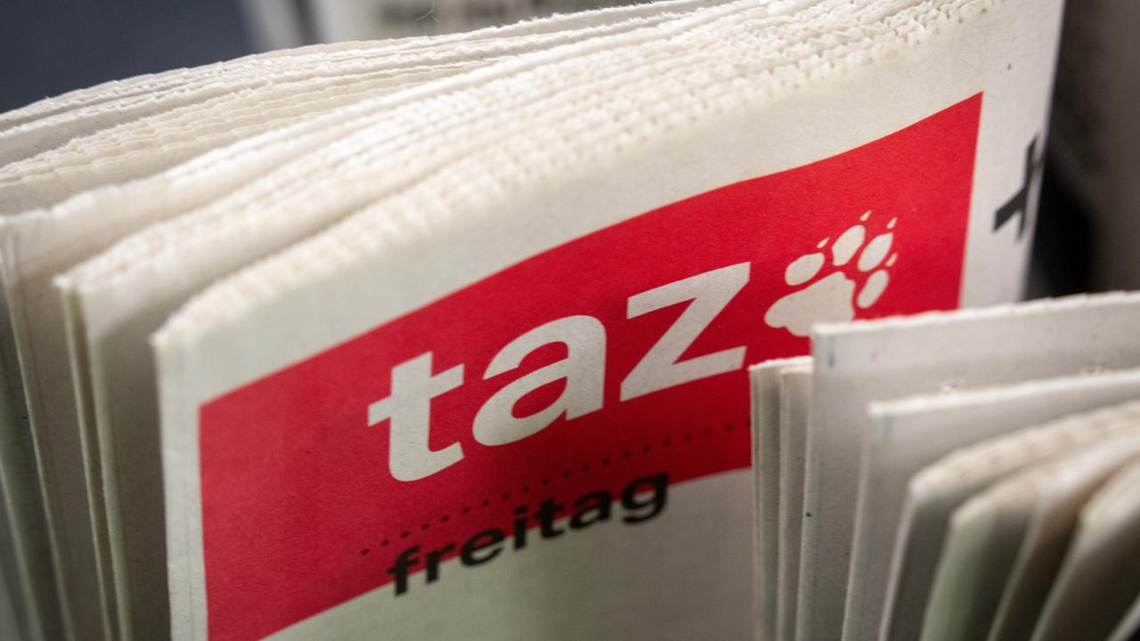 Zwei Ausgaben der Tageszeitung taz liegen übereinander.