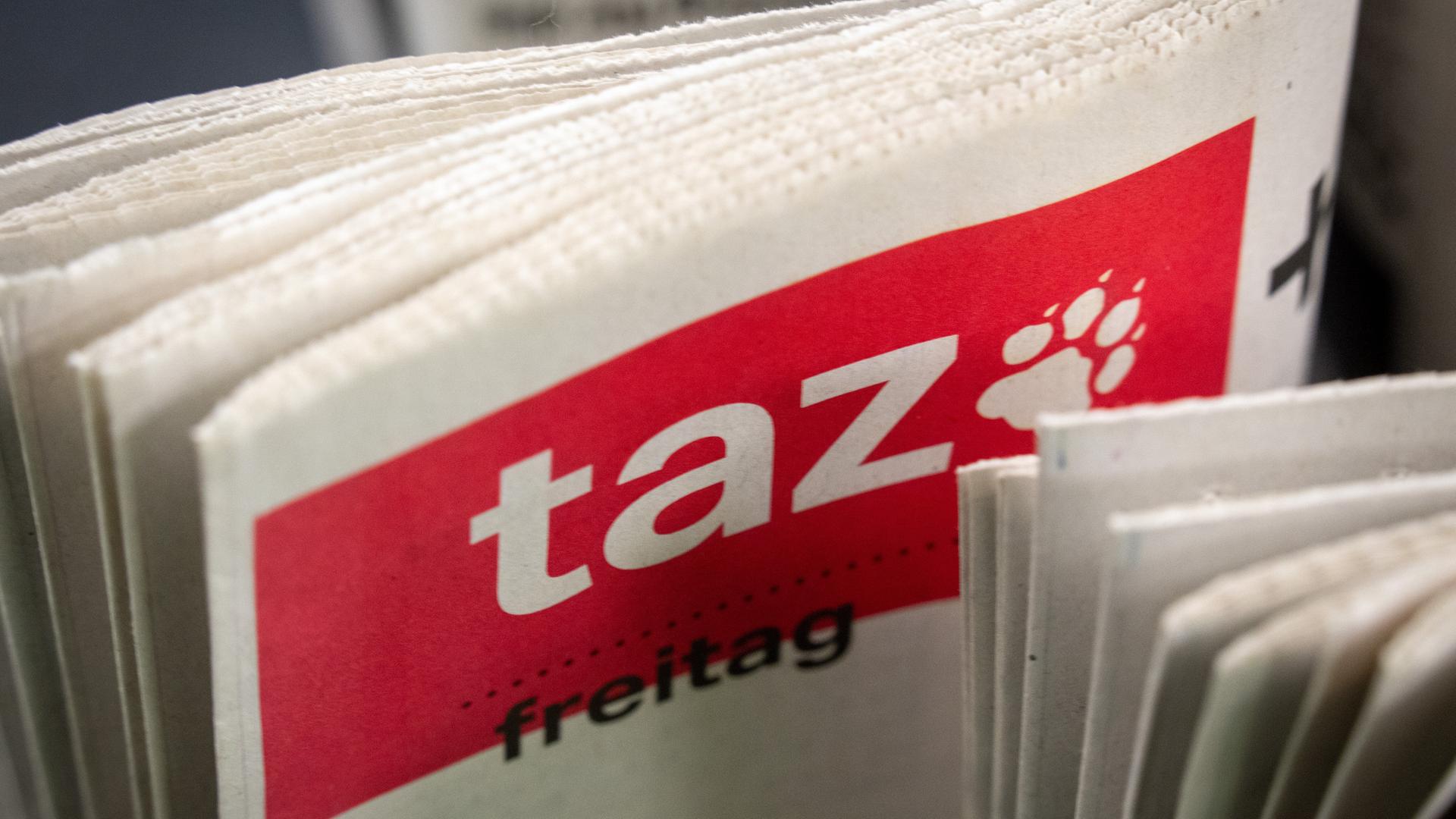 Zwei Ausgaben der Tageszeitung taz liegen übereinander. Zwei Ausgaben der Tageszeitung taz liegen übereinander.