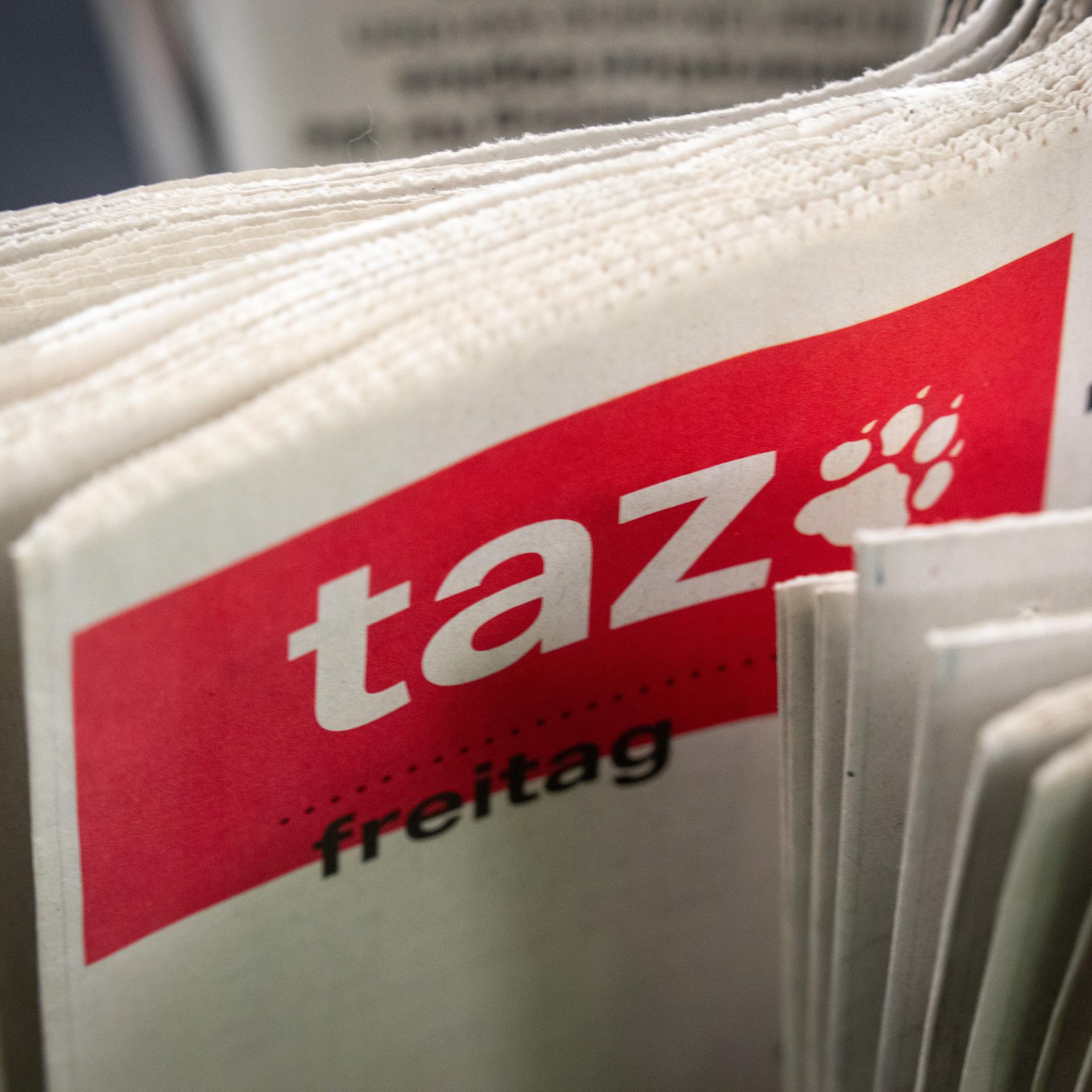 Zwei Ausgaben der Tageszeitung taz liegen übereinander.