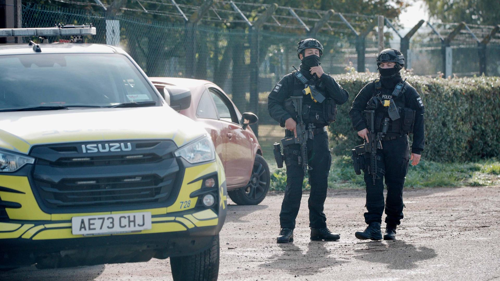 Schwer bewaffnete Polizisten am Luftwaffenstützpunkt Fairford in Großbritannien
