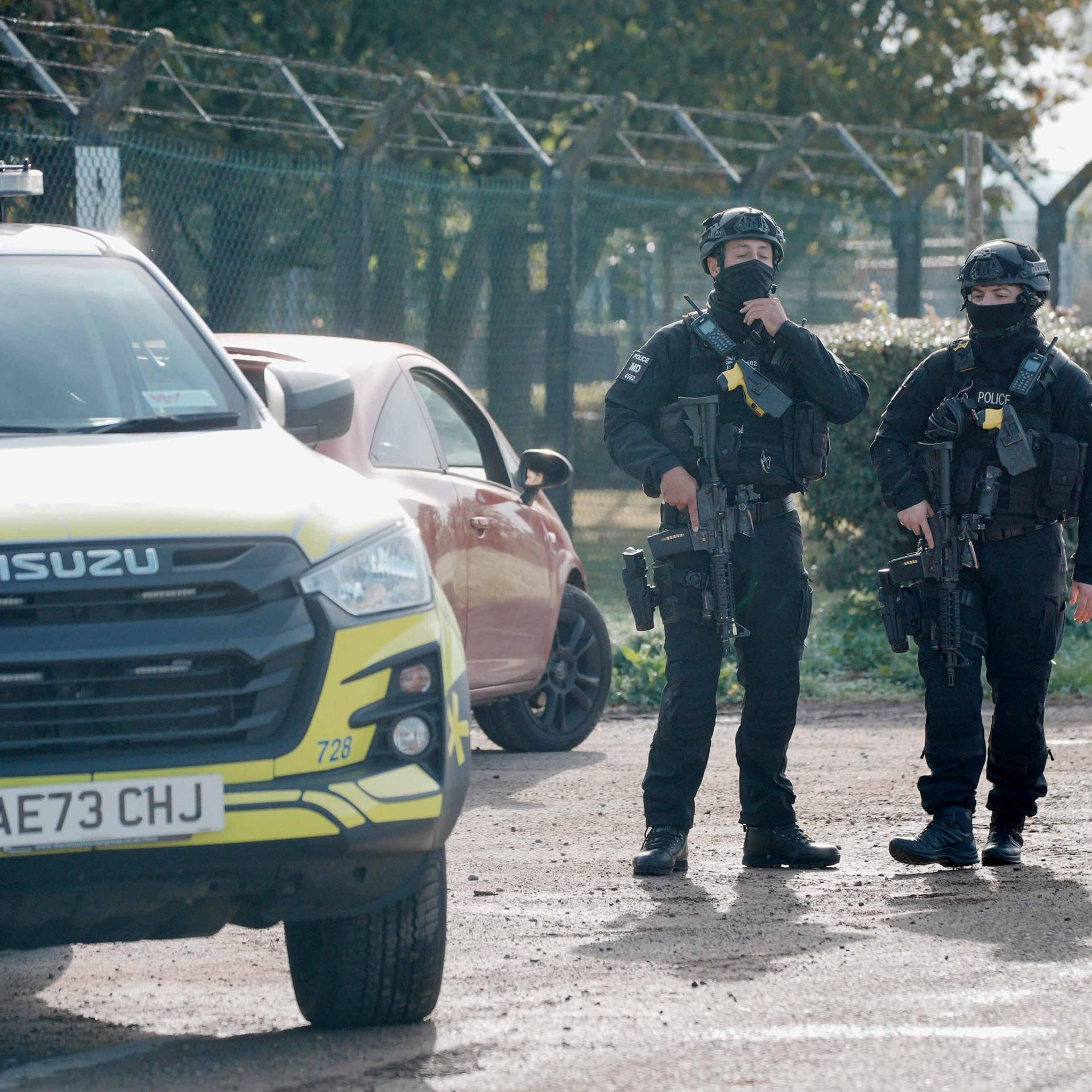 Schwer bewaffnete Polizisten am Luftwaffenstützpunkt Fairford in Großbritannien