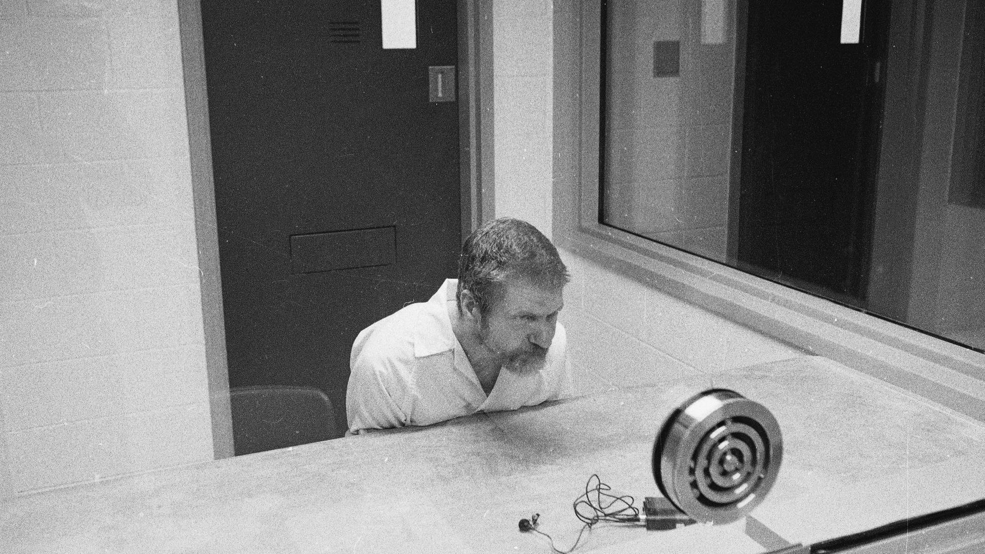Eine schwarz-weiß Aufnahme zeigt den amerikanischen Terroristen, Technikfeind und Mathematiklehrer Ted Kaczynski, während eines Interviews in einem Besuchsraum des Bundesgefängnisses ADX Supermax in Florence, Colorado, am 30. August 1999. Eine schwarz-weiß Aufnahme zeigt den amerikanischen Terroristen, Technikfeind und Mathematiklehrer Ted Kaczynski, während eines Interviews in einem Besuchsraum des Bundesgefängnisses ADX Supermax in Florence, Colorado, am 30. August 1999.
