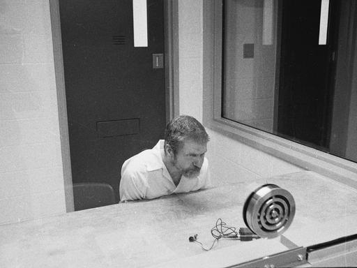 Eine schwarz-weiß Aufnahme zeigt den amerikanischen Terroristen, Technikfeind und Mathematiklehrer Ted Kaczynski, während eines Interviews in einem Besuchsraum des Bundesgefängnisses ADX Supermax in Florence, Colorado, am 30. August 1999.