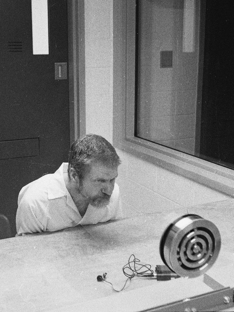 Eine schwarz-weiß Aufnahme zeigt den amerikanischen Terroristen, Technikfeind und Mathematiklehrer Ted Kaczynski, während eines Interviews in einem Besuchsraum des Bundesgefängnisses ADX Supermax in Florence, Colorado, am 30. August 1999.
